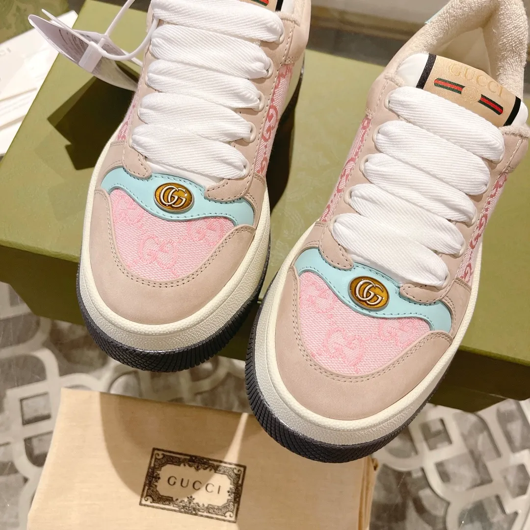 👟👟Ex-factory price 520👟👟Gucci’s latest chubby thick-soled dirty shoes~~couple casual shoes, 6cm height increasing shoes~~ 🔥Best, short boy, really good-looking♥️ The upper is made of polished cowhide stitched with classic double G fabric. The terry cloth is delicate and sweat-absorbent and breathable. The foot pad is integrated with latex injection molding. Private mold 6cm thick T👟👟Ex-factory price U two-color bottom Size: 35-40 Male 39-45/full size (45 custom-made, non-refundable) Comes with a full set of packaging